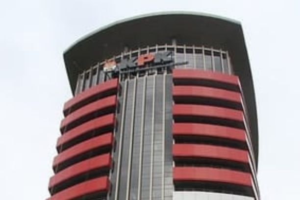 KPK menetapkan empat tersangka baru kasus korupsi pengadaan barang dan jasa di Dinas PUPR OKU, termasuk dua anggota DPRD dan dua pihak swasta.