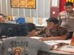 Seorang ojek online di Palembang menjadi korban penusukan oleh orang tak dikenal setelah tak sengaja saling tatap saat mengantar makanan di Jakabaring.