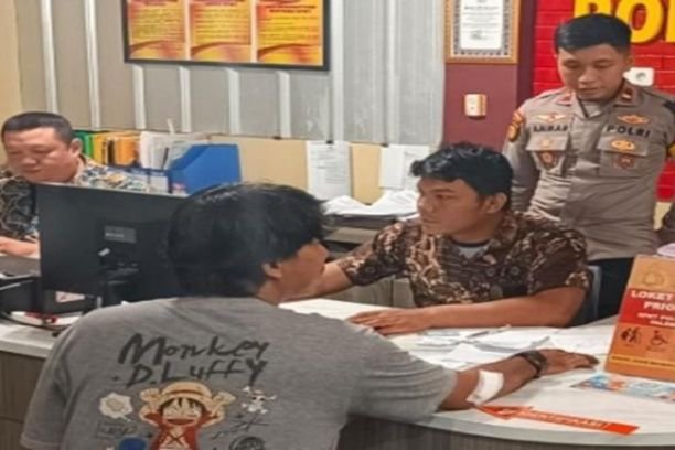 Seorang ojek online di Palembang menjadi korban penusukan oleh orang tak dikenal setelah tak sengaja saling tatap saat mengantar makanan di Jakabaring.