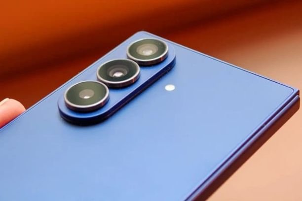 Samsung dikabarkan akan menghadirkan Galaxy Z Fold 8 dengan baterai di atas 5.000mAh dan dukungan S Pen, menjadikannya kandidat HP lipat terbaik 2025.