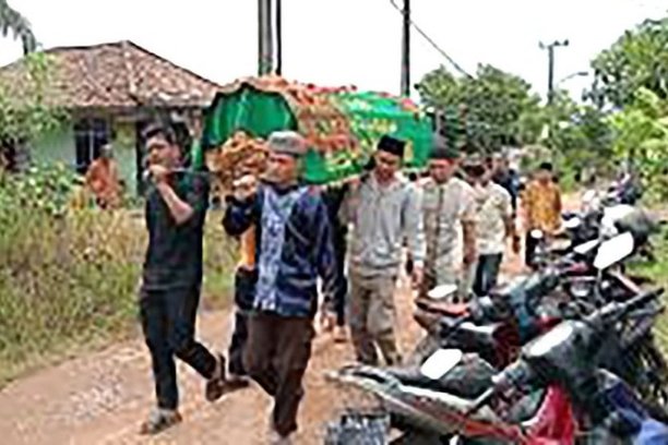 Suasana duka menyelimuti keluarga Dian Saputra, suporter setia Sriwijaya FC asal Banyuasin yang wafat setelah terpeleset di Stadion Jakabaring.