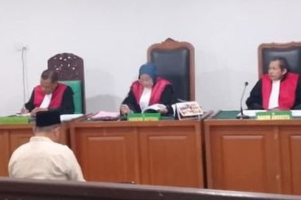 Mantan Kades Lirik, OKI, dituntut 5,5 tahun penjara karena diduga korupsi dana desa Rp1,1 miliar. Sidang berlanjut pekan depan untuk pembacaan pledoi.