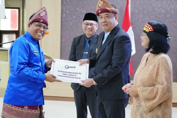 PKN II Angkatan XXI resmi ditutup oleh Wagub Sumsel H Cik Ujang. Tiga pejabat Empat Lawang tampilkan proyek inovatif untuk kemajuan daerah.