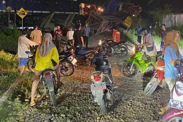 Kereta Babaranjang menabrak truk pengangkut alat berat di Prabumulih, Rabu malam. Tidak ada korban jiwa, namun kerugian material masih didata.