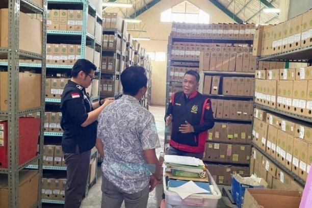 Kejati Sumsel periksa Direktur PT KMM berinisial DA terkait dugaan korupsi distribusi semen periode 2018–2022, usai penggeledahan di tiga lokasi Palembang.