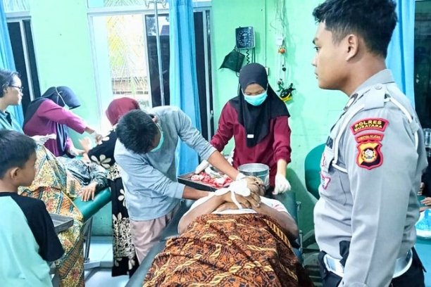 Perjalanan jenguk anak ke pesantren berakhir tragis bagi pasutri asal Muratara. Sepeda motor mereka ditabrak truk di Jalinsum, suami tewas di tempat.