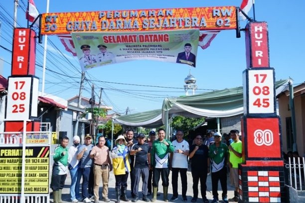 Pemkot Palembang sukses gelar Jumat Bersih di Griya Dharma Sejahtera, Gandus. Warga antusias ikuti gotong royong dan layanan kesehatan serta administrasi gratis.