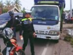 Pemuda 20 tahun tewas usai motor yang ditumpanginya adu kambing saat menyalip truk di Jalinsum Muara Enim. Korban terseret hingga 60 meter.