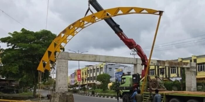 Kesepakatan pembangunan ulang Gapura Prabumulih antara Pemkot dan PT Mitra Tambang Raya disorot karena realisasi dinilai berlarut hingga lebih setahun.