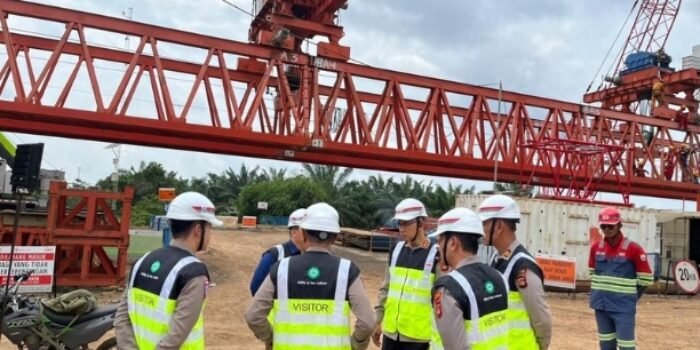 Pemasangan balok jembatan Tol Palembang–Betung KM 69–71 ditunda sementara. Polisi dan HK menunggu rekomendasi keselamatan konstruksi dari Kementerian PUPR.
