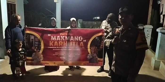 Personel Polsek Talang Padang menyampaikan imbauan pencegahan Karhutla kepada masyarakat.